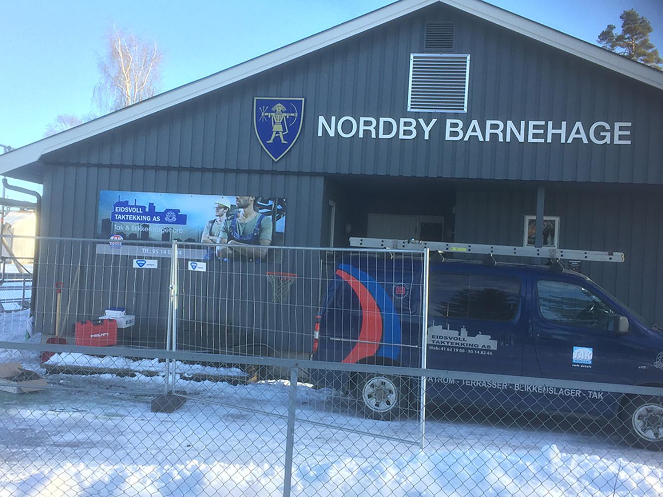 Firmabilen til Eidsvoll Taktekking utenfor Nordby barnehage